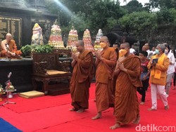 Melihat Kirab Umat Buddha dari Candi Mendut hingga Borobudur