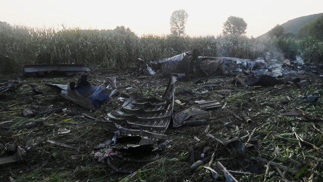 FOTO: Pesawat Kargo Jatuh di Yunani Jatuh dan Meledak