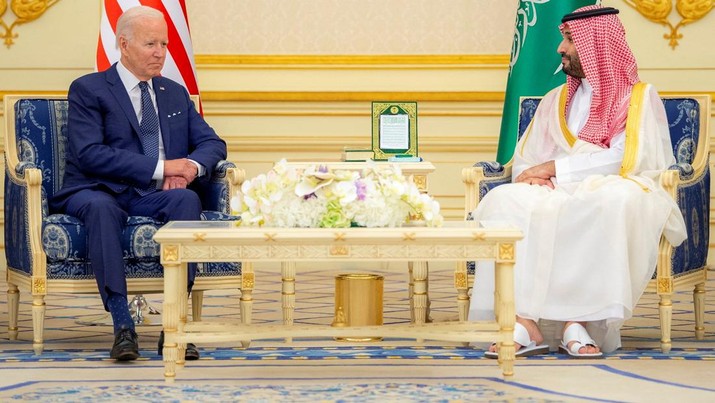 Presiden AS Joe Biden bertemu Putra Mahkota Saudi Mohammed bin Salman Putra Mahkota Saudi Mohammed bin Salman dan Presiden AS Joe Biden bertemu di Istana Al Salman setibanya di Jeddah, Arab Saudi, Jumat (15/7/2022). (Bandar Algaloud/Courtesy of Saudi Royal Court/Handout via REUTERS)