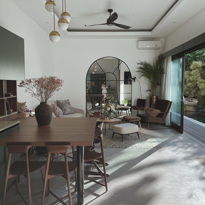 <p>Dari sudut ruang bersantai dan dapur, kita bisa melihat teras rumah yang ditanami tumbuhan hijau, Bunda. Keren banget ya konsep dan desainnya! (Foto: Instagram @hamishdw/ @raisa6690)</p>