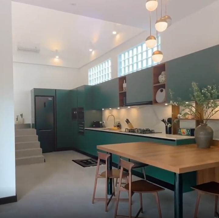 <p>Dapur dan meja makan di rumah Raisa dan Hamish berada di dalam satu tempat. Di sudut dapur dekat kulkas, terdapat tangga untuk menuju lantai dua. (Foto: Instagram @hamishdw/ @raisa6690)</p>