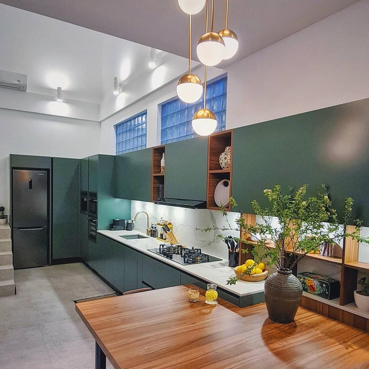 <p>Pada awal tahun lalu, Raisa dan Hamish Daud memperkenalkan hunian baru mereka, Bunda. Rumah dengan konsep minimalis ini memiliki dapur yang cantik dan elegan lho. (Foto: Instagram @hamishdw/ @raisa6690)</p>