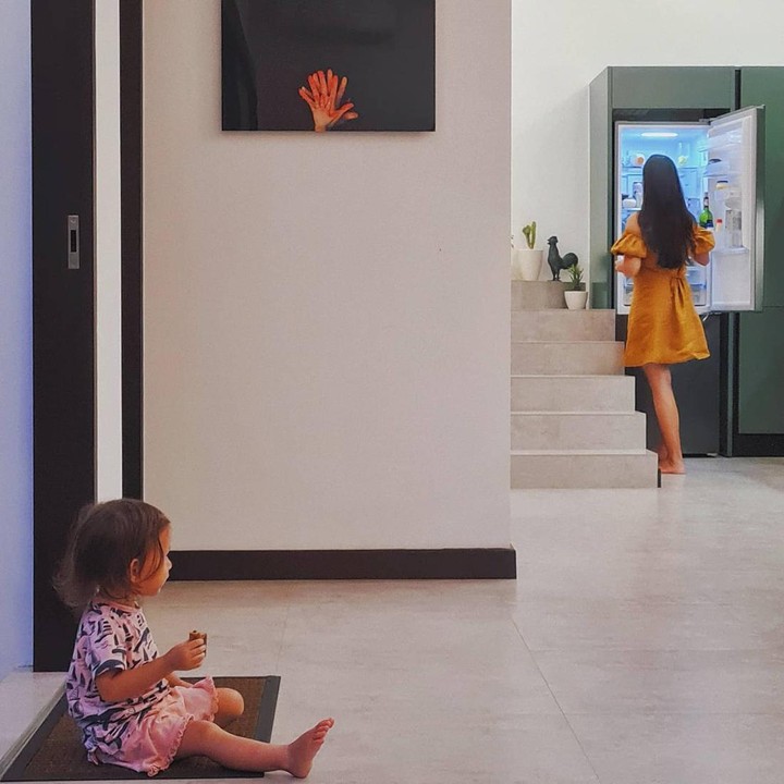 <p>Di foto lainnya, Hamish Daud menunjukkan potret Raisa dan putri semata wayang mereka, Zalina Raine Wyllie. Banyak orang salah fokus ke potret Raisa yang sedang membuka kulkas, "Buka kulkas saja cantik," kata netizen. (Foto: Instagram @hamishdw/ @raisa6690)</p>