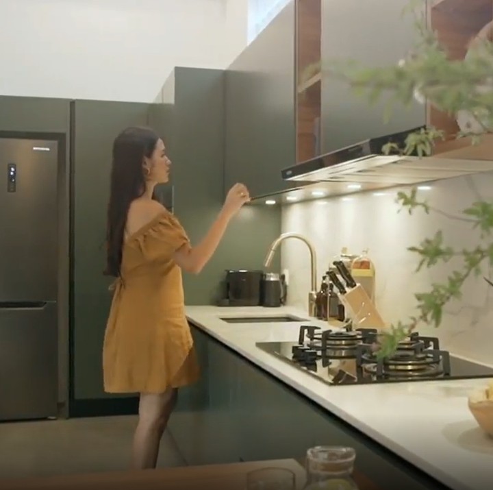 <p>Beberapa waktu lalu, Hamish Daud memperlihatkan desain dapur di rumahnya. Lemari dan rak dapur didominasi warna hijau, sementara lantainya berwarna abu-abu. (Foto: Instagram @hamishdw/ @raisa6690)</p>