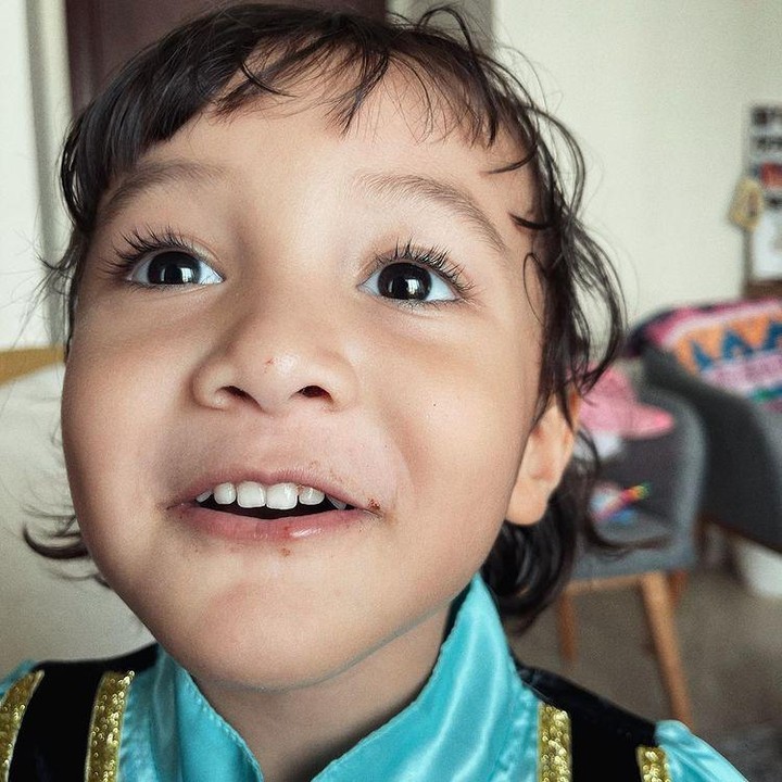 <p>Surinala kini sudah terlihat besar, Bunda. Terlihat dari fotonya, tampaknya gadis cilik satu ini menunjukkan ketertarikannya pada tarian daerah. Ia mengenakan pakaian tari Saman khas Aceh. (Foto: Instagram @putrimarino)</p>