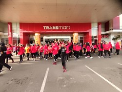Gelar Senam Aerobik, Transvision-Transmart Bagi-bagi Minyak Goreng Gratis
