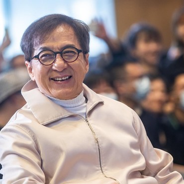 Kepergok Ikut Antre Makanan Gratis, Putri Jackie Chan Jadi Gelandangan?