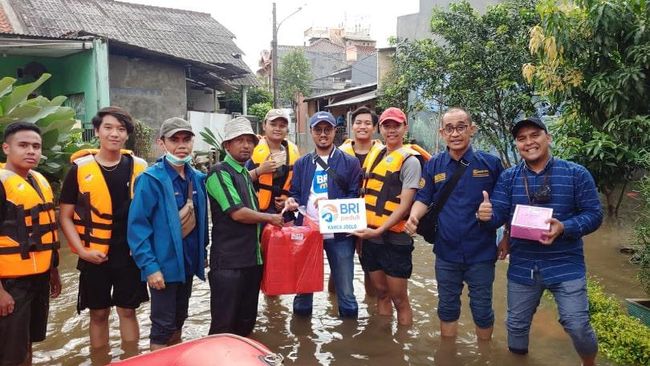 Bencana Banjir, BRI Salurkan Bantuan ke Warga Ciledug dan Garut