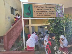 Cerita dari SD Perbatasan Bandung yang Kekurangan Murid