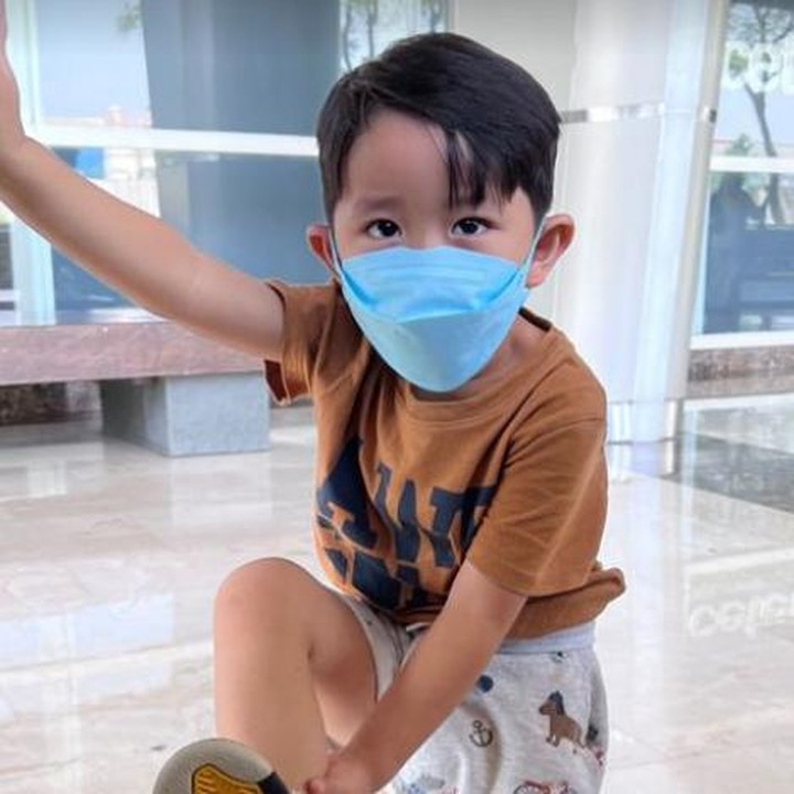 <p>Putra Ryana Dea, Davian juga tampak semangat bersekolah di PAUD dengan sepatu barunya. (Foto: Instagram Stories @ryana_dea)</p>