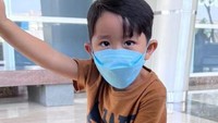 <p>Putra Ryana Dea, Davian juga tampak semangat bersekolah di PAUD dengan sepatu barunya. (Foto: Instagram Stories @ryana_dea)</p>