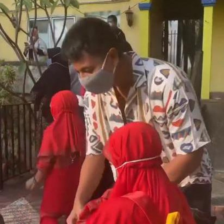 <p>Sonny Septian tak mau ketinggalan untuk mengantarkan putrinya, Eijaz untuk masuk ke sekolah pertama kalinya. Sang ibunda, Fairuz tak bisa mendampingi karena harus menjaga si bungsu. (Foto: Instagram Stories @fairuzarafiq)</p>