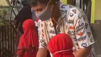 <p>Sonny Septian tak mau ketinggalan untuk mengantarkan putrinya, Eijaz untuk masuk ke sekolah pertama kalinya. Sang ibunda, Fairuz tak bisa mendampingi karena harus menjaga si bungsu. (Foto: Instagram Stories @fairuzarafiq)</p>