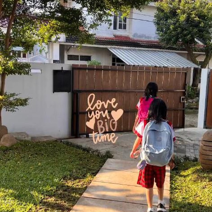 <p>Momen masuk anak sekolah juga diabadikan oleh Dhatu Rembulan, <em>influencer</em> dan istri dari Tria 'Changcuters'. Di Bandung, Jawa Barat, tahun ajaran baru dimulai pada pekan ini. (Foto: Instagram Stories @dhaturembulan)</p>