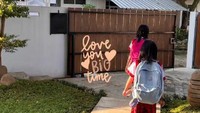 <p>Momen masuk anak sekolah juga diabadikan oleh Dhatu Rembulan, <em>influencer</em> dan istri dari Tria 'Changcuters'. Di Bandung, Jawa Barat, tahun ajaran baru dimulai pada pekan ini. (Foto: Instagram Stories @dhaturembulan)</p>