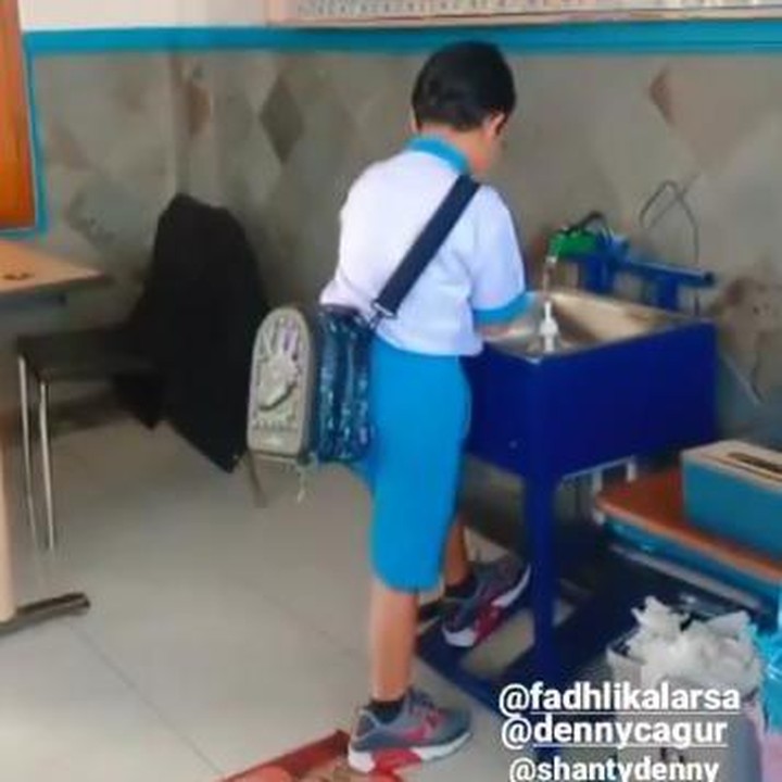 <p>Shanty Denny, istri Denny Cagur juga menyemangati putranya kembali masuk sekolah nih. Tak lupa menerapkan protokol kesehatan dengan mencuci tangan sebelum masuk kelas. (Foto: Instagram Stories @shanty_denny)</p>