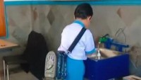 <p>Shanty Denny, istri Denny Cagur juga menyemangati putranya kembali masuk sekolah nih. Tak lupa menerapkan protokol kesehatan dengan mencuci tangan sebelum masuk kelas. (Foto: Instagram Stories @shanty_denny)</p>