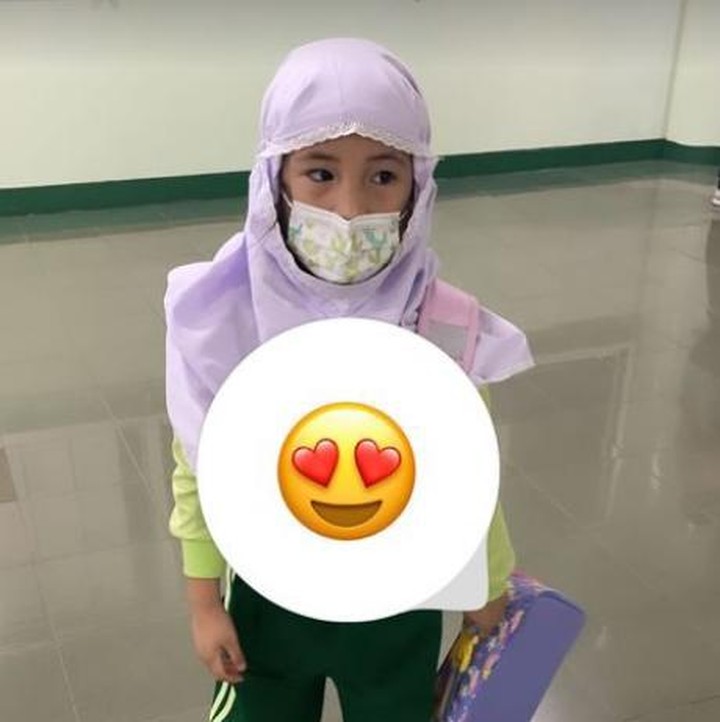 <p>Hari ini merupakan hari pertama anak perempuan Nindy Ayunda, Kanara bersekolah. Kanara terlihat menggemaskan dengan hijab sedikit kebesaran ya, Bunda. (Foto: Instagram Stories @nindyayunda)</p>