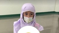 <p>Hari ini merupakan hari pertama anak perempuan Nindy Ayunda, Kanara bersekolah. Kanara terlihat menggemaskan dengan hijab sedikit kebesaran ya, Bunda. (Foto: Instagram Stories @nindyayunda)</p>