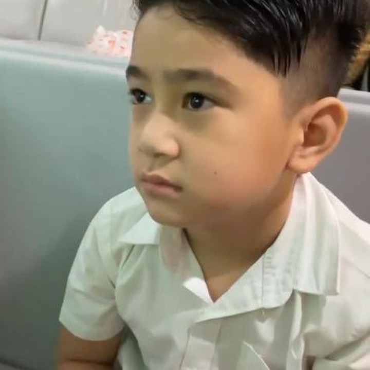 <p>Putra sulung Nagita Slavina dan Raffi Ahmad, Rafathar kembali ke sekolahnya per hari ini. Dalam potongan video yang dibagikan Rafathar diberi semangat walau wajahnya sedikit mengantuk. Tak lupa didoakan untuk jadi anak pintar dan saleh. (Foto: Instagram Stories @raffinagita1717)</p>