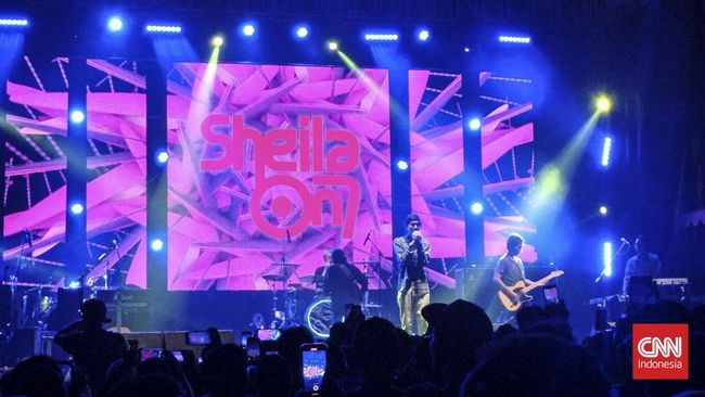 Konser Sheila on 7 yang diadakan oleh sebuah perusahaan laboratorium di Mal Kota Kasablanka mengundang penonton yang membludak.