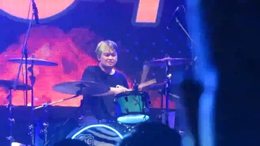 img-title Drummer Sheila On 7 saat Manggung di Yogya Ternyata Anak Thomas Ramdhan