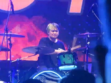 img-title Drummer Sheila On 7 saat Manggung di Yogya Ternyata Anak Thomas Ramdhan