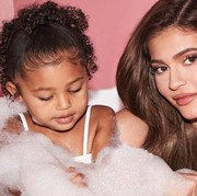 Punya Gaya Pola Asuh Sendiri, Ini 6 Cara Kylie Jenner Merawat dan Mendidik Anaknya