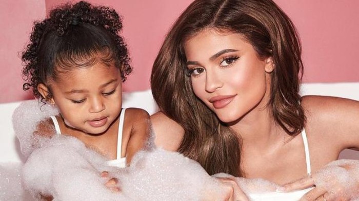 Punya Gaya Pola Asuh Sendiri, Ini 6 Cara Kylie Jenner Merawat dan Mendidik Anaknya