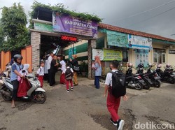 Momen Seru Ortu Antar Anak Sekolah Hari Pertama di Ciamis-Tasik