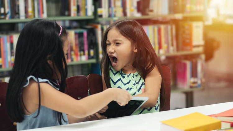 Ilustrasi Anak Diperlakukan Kasar oleh Temannya? Ini 3 Cara Menanggapinya Bun