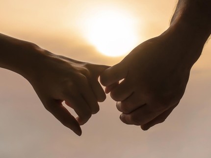 Kisah Haru Sopir Truk Selalu Bawa Istri Lumpuh saat Kerja: Dia Cinta Pertamaku