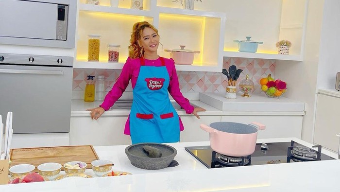 6 Selebritas Indo yang Nggak Cuma Cantik, Tapi Jago Masak sampai Bikin Kue Lezat, Duh!