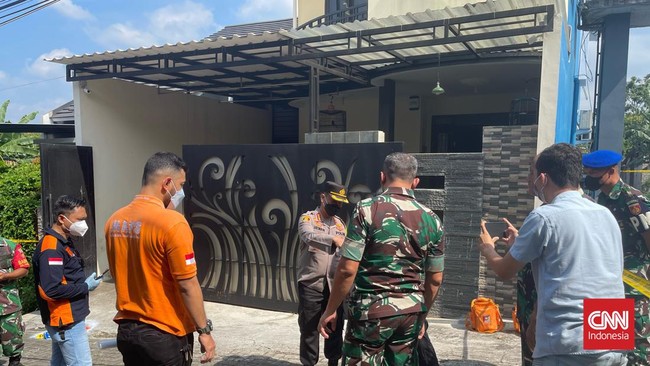 RW ditembak orang tak dikenal di depan rumahnya di Semarang, Senin (18/7). RW menderita luka parah di bagian perut.