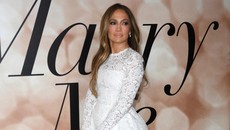 Jennifer Lopez Viral Naik Pesawat Kelas Ekonomi Kala Liburan