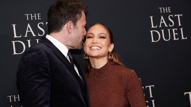 Jennifer Lopez dan Ben Affleck terlihat mesra kembali di tengah rumor yang mengatakan pasangan tersebut bakal bercerai.