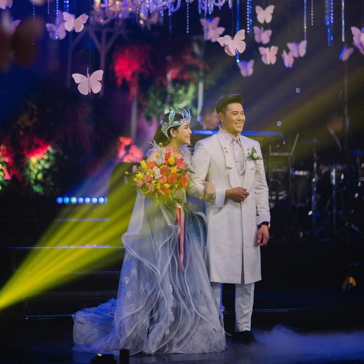 <p>Pada kesempatan lain, Via Vallen dan Chevra Yolandi mengganti kostum mereka dengan busana yang berbeda. <em>Outfit</em> kali ini terlihat serasi ketika digunakan di acara pesta dengan dekorasi nan elegan. (Foto: Instagram @viavallen @chevra_yo88 @yos_dandy @moirephoto)</p>