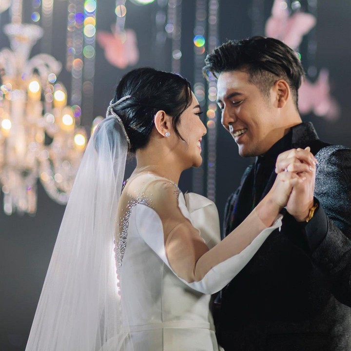<p>Di acara resepsi, Via Vallen dan Chevra Yolandi berdansa di bawah gemerlap lampu yang menciptakan nuansa romantis. Bak pasangan di negeri dongeng nih, Bunda. (Foto: Instagram @viavallen @chevra_yo88 @yos_dandy @moirephoto)</p>