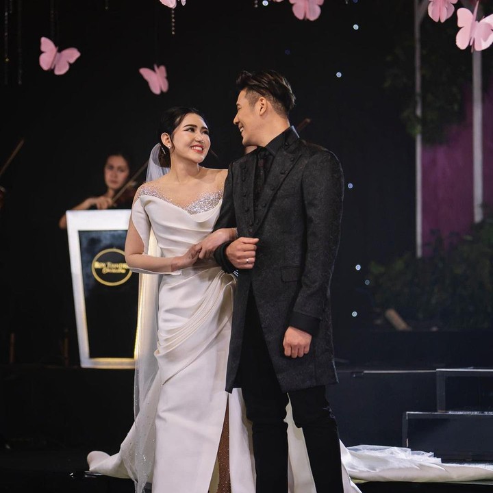 <p>Tak hanya akad nikah, pasangan ini juga menggelar pesta pernikahan alias resepsi. Mereka mengenakan busana pengantin yang berbeda di acara pesta. (Foto: Instagram @viavallen @chevra_yo88 @yos_dandy @moirephoto)</p>