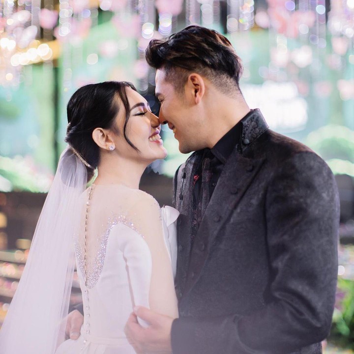 <p>Via Vallen dan Chevra Yolandi sedang berbahagia. Mereka menikmati masa-masa pengantin baru usai menikah pada 15 Juli 2022 lalu. (Foto: Instagram @viavallen @chevra_yo88 @yos_dandy @moirephoto)</p>