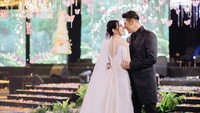 <p>Via Vallen dan vokalis Papinka Band itu tampil memukau dengan busana pengantin modern. Via terlihat memesona dalam balutan gaun berekor panjang warna putih, nih. Sedangkan suaminya tampak gagah dengan <em>outfit</em> serba hitam. (Foto: Instagram @viavallen @chevra_yo88 @yos_dandy @moirephoto)</p>