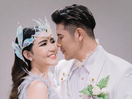 7 Potret Akad Nikah dan Resepsi Via Vallen dengan Vokalis Band Chevra Yolandi