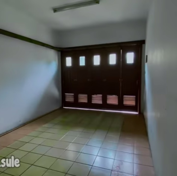 <p>Meskipun tak terlalu besar, garasi rumah Putri juga digunakan untuk menempatkan dua buah mobil, Bunda. Keren banget, ya! (Foto: YouTube SULE PRODUCTIONS)</p>