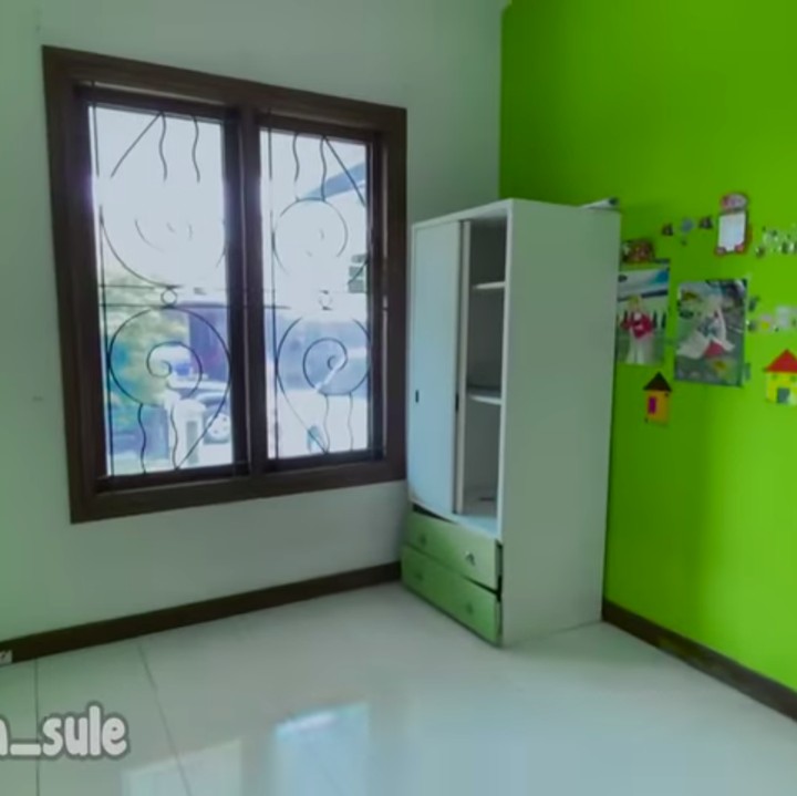 <p>Untuk kamar tidur sendiri Putri menggabungkan dua kamar tidur nih, Bunda. Kamar tidur Putri juga memiliki kamar mandi pribadi di dalamnya. (Foto: YouTube SULE PRODUCTIONS)</p>