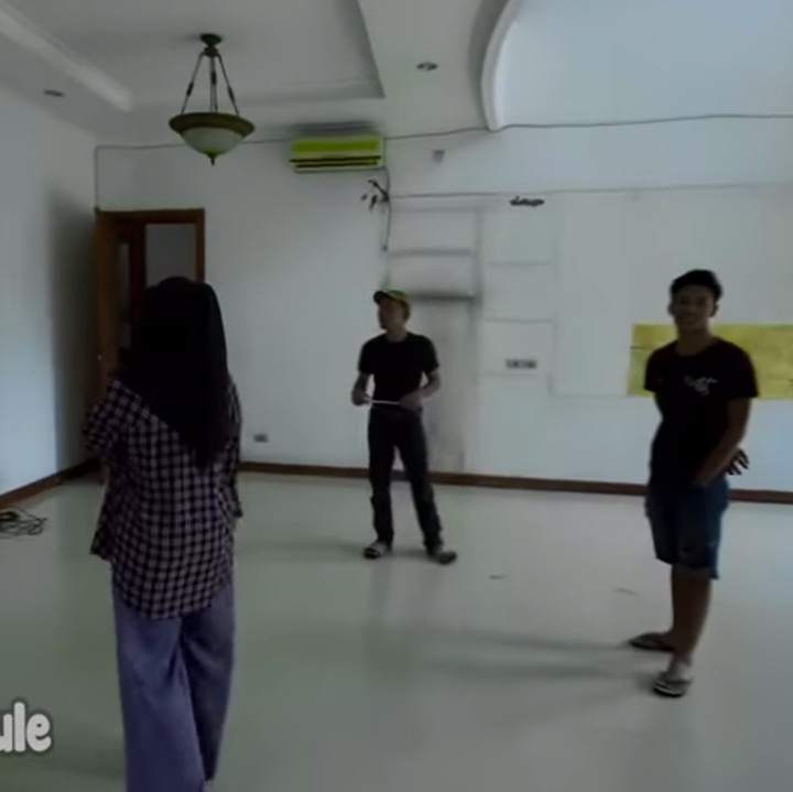 <p>Tak seperti kebanyakan orang, Putri Delina mendapatkan hadiah ulang tahun rumah mewah dua lantai, Bunda. Rumah ini terlihat luas dan memiliki banyak ruangan. (Foto: YouTube SULE PRODUCTIONS)</p>