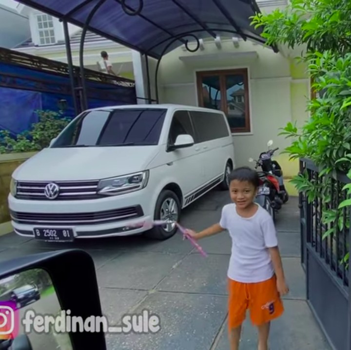 <p>Beberapa tahun yang lalu, Putri Delina sempat mendapatkan hadiah ulang tahun berupa rumah dari sang Ayah, Sule. Rumah mewah ini menjadi tempat tinggalnya kini, lho. (Foto: YouTube SULE PRODUCTIONS)</p>