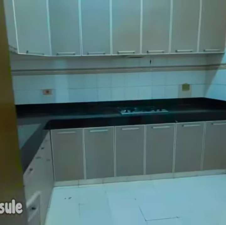 <p>Di area dapur sendiri sudah terpasang kitchen set. Bikin Putri semakin betah memasak, ya! (Foto: YouTube SULE PRODUCTIONS)</p>