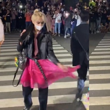 13 Outfit Unik & Nyentrik para Remaja Citayam Fashion Week di Sudirman