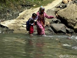 Beredar Video Kurir Terobos Aliran Sungai Mondo Banjarnegara Demi Antar Paket