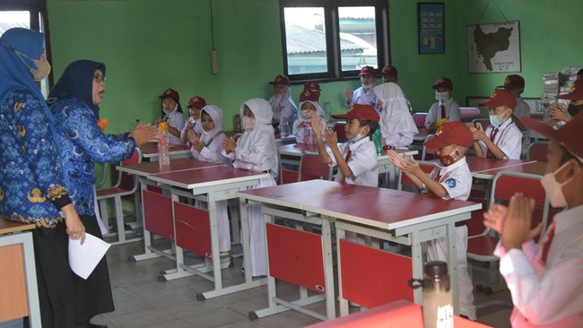 Kemendikbudristek menegaskan bahwa tunjangan guru tidak dihapus, meski tak dimuat dalam RUU Sisdiknas terbaru.